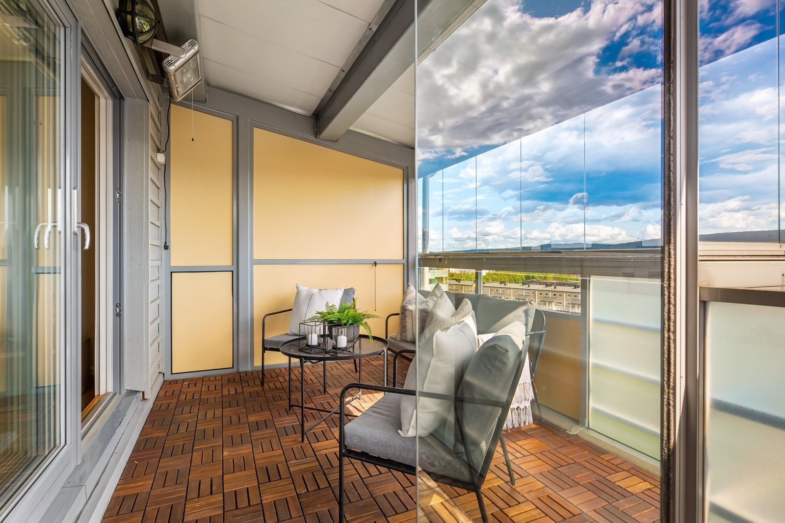 Balkongen er delt inn i en innglasset del og en åpen del. Galleribilde