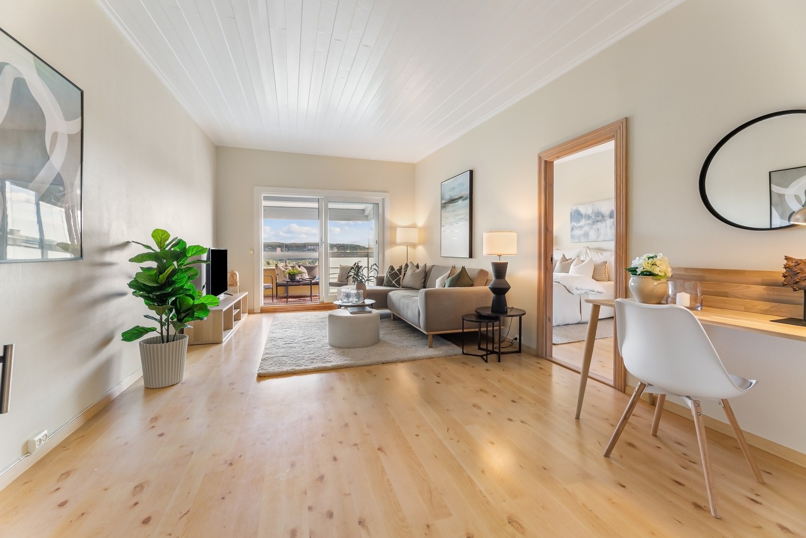 Her kan du innrede med sofa, sofabord og det er enda plass til spisestue. Lyse flater og store vinduer gir stuen en lys og luftig atmosfære. Galleribilde