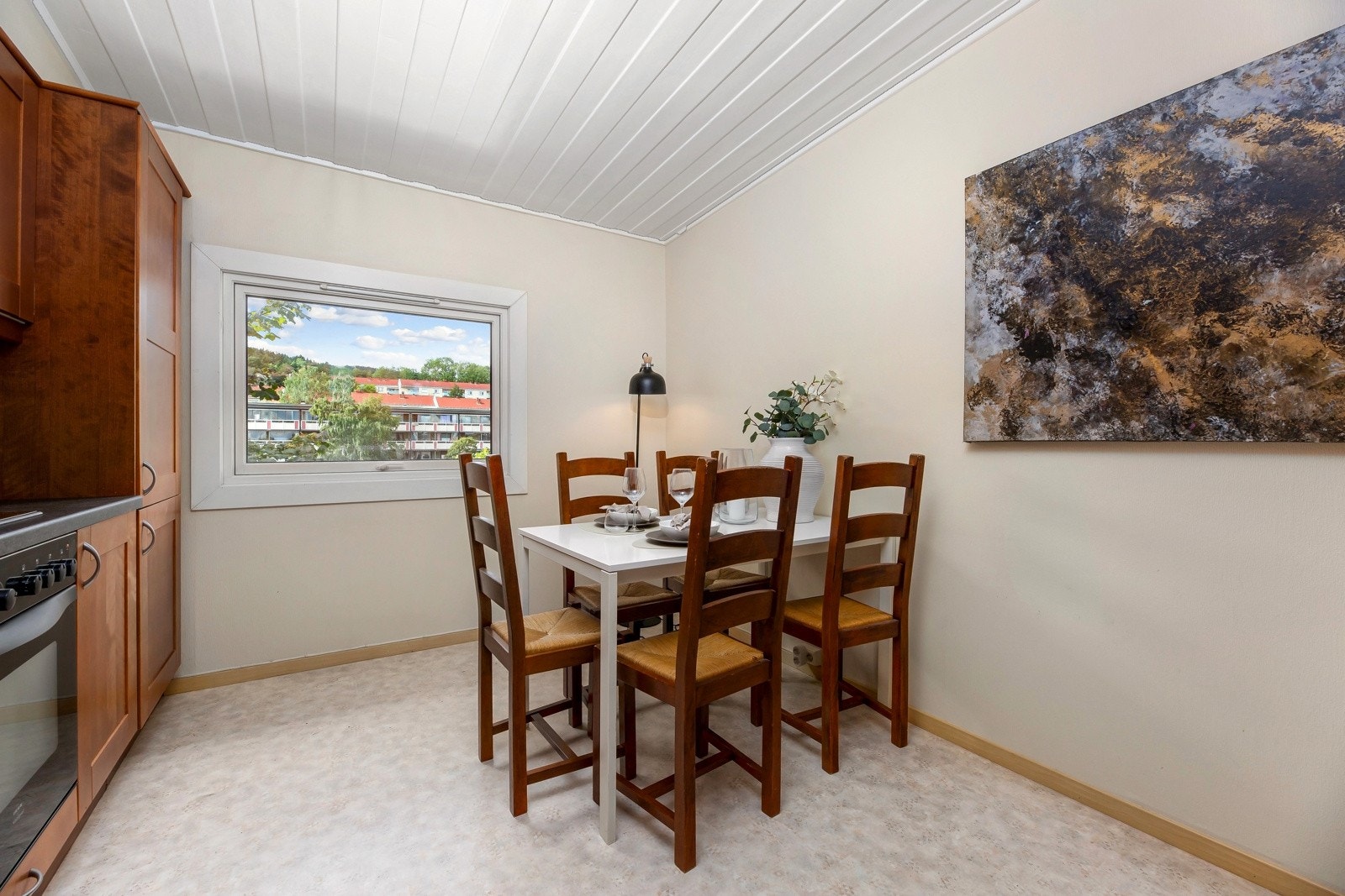 Kjøkkenet er stort og funksjonelt med store benkeflater og godt med skapplass. Galleribilde