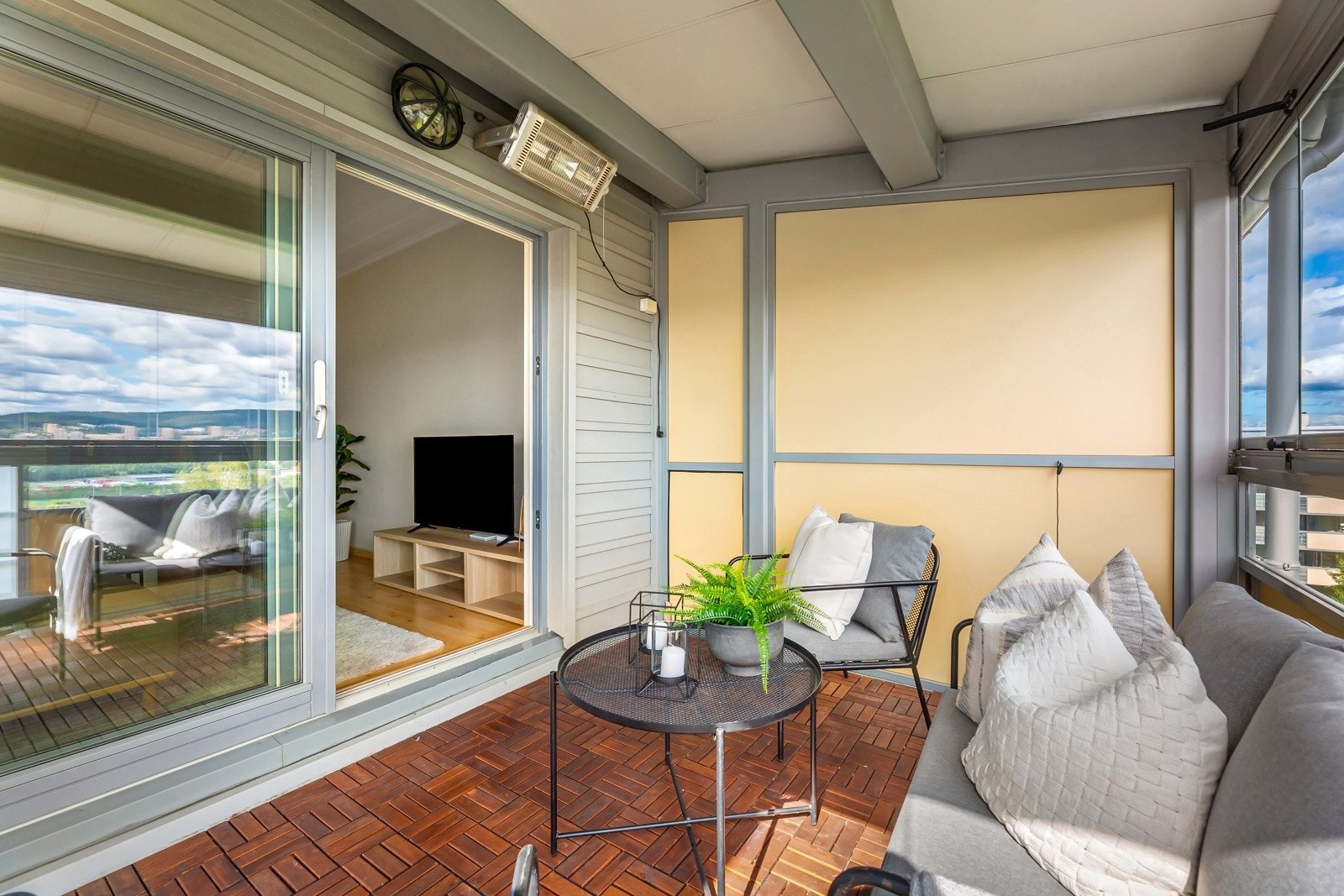 Den innglassede delen er på hele 8m² gir mulighet for å sitte ute i det meste av værforhold. Galleribilde