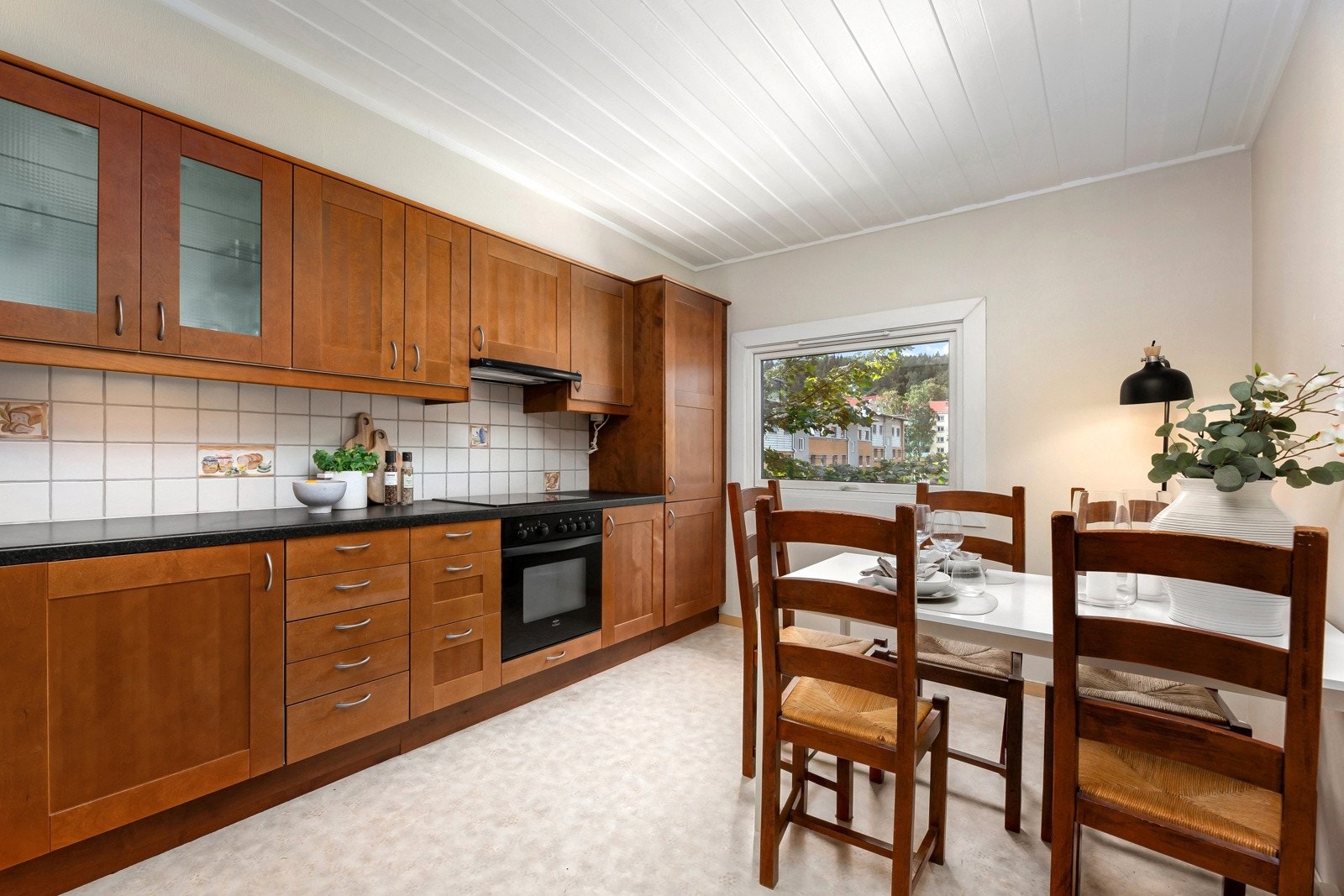 Separat kjøkkenrom med plass til spisegruppe ved vinduet med luftig utsyn. Galleribilde