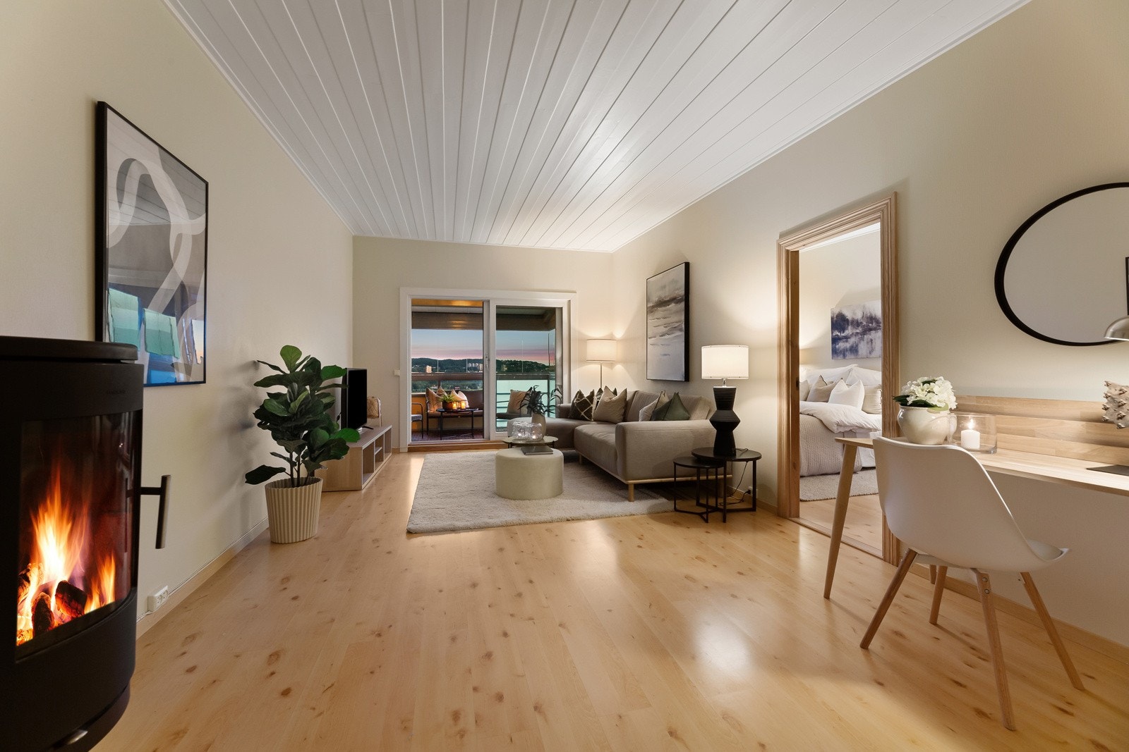 Boligen har peis, balkong på hele 13 kvm og god størrelse på alle rom. Galleribilde