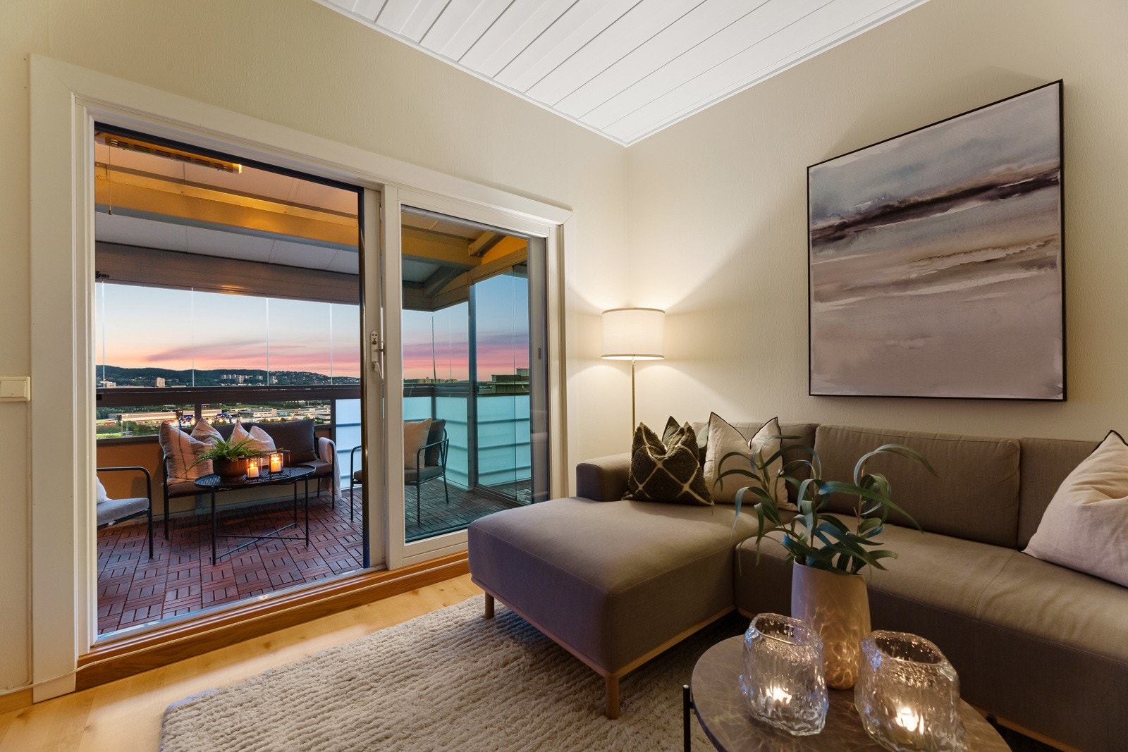 Den store balkongen oppleves som et eksta uterom og forlenger sommerhalvåret. Galleribilde