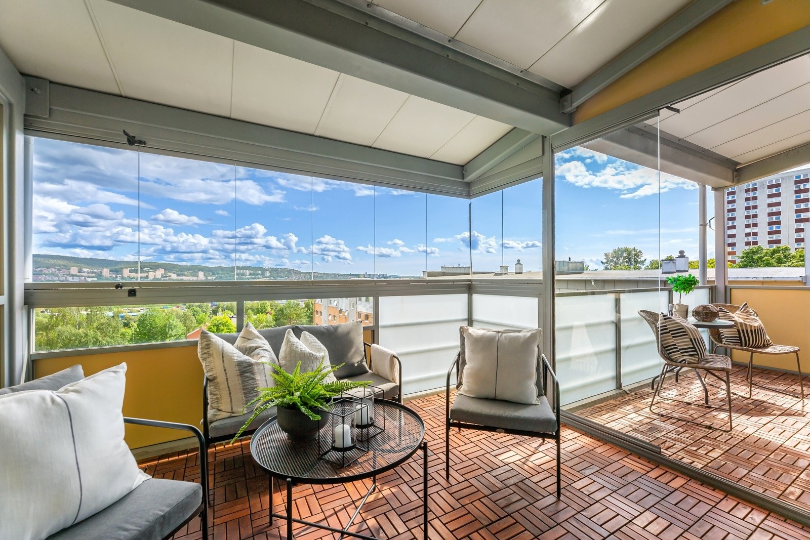 Møbler balkongen etter dine behov. Galleribilde