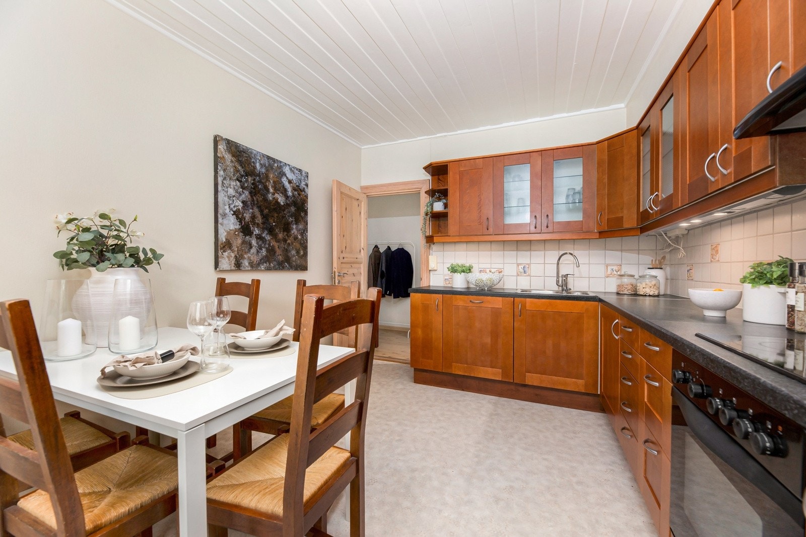 Det er integrerte hvitevarer som kjøl/ fryseskap, oppvaskmaskin, komfyr og platetopp. Galleribilde