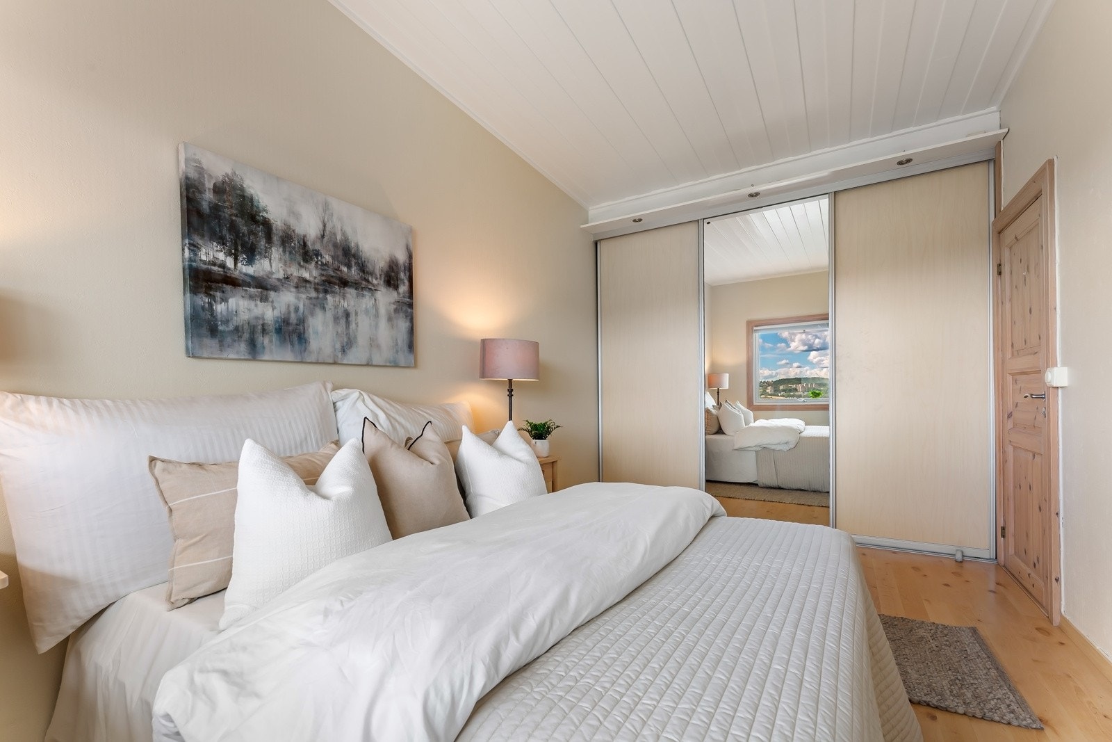 Hovedsoverommet har innebygd skyvedørsgarderobe med speilflater. Galleribilde