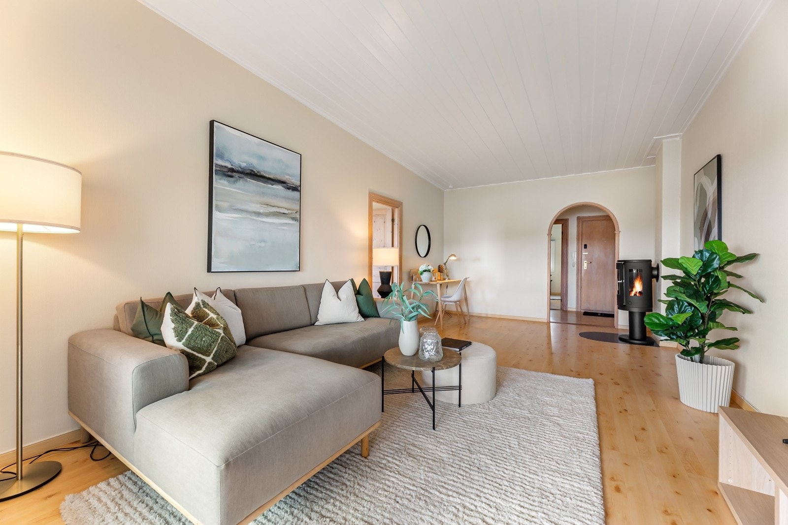 Flott peis for vedfyring som setter en hyggelig stemning og behagelig varme. Stuen er stor og byr på mulighet for møbelering etter behov. Galleribilde