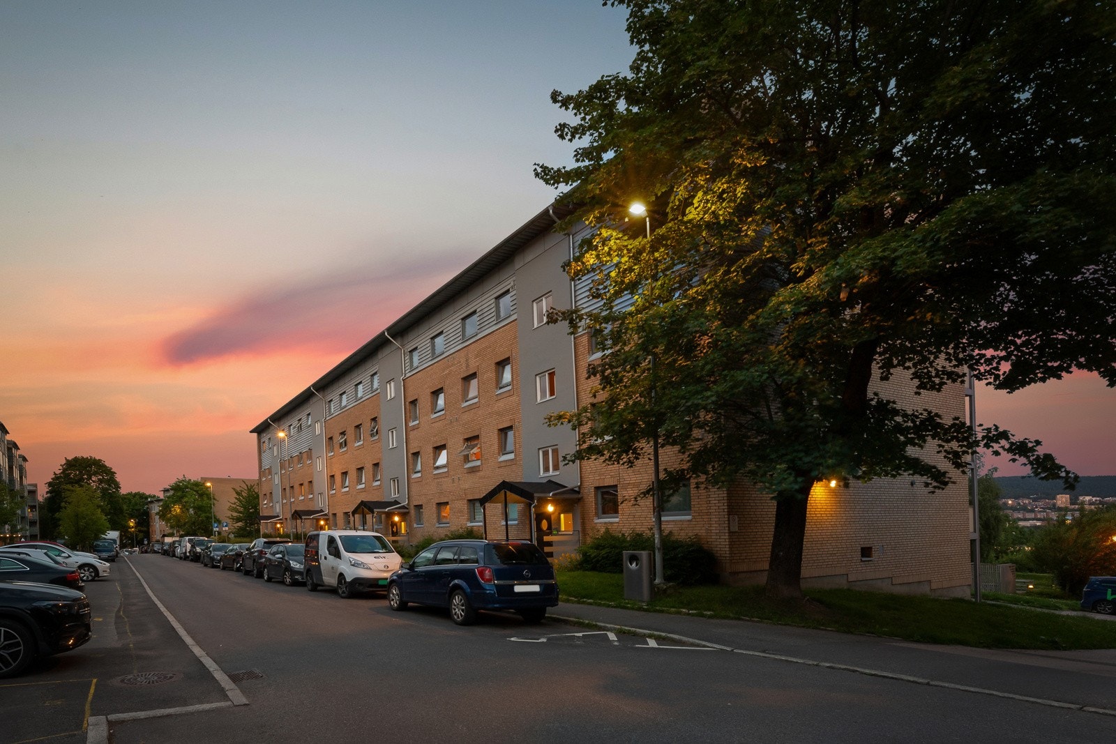 Uteområdet på kveldstid. Galleribilde