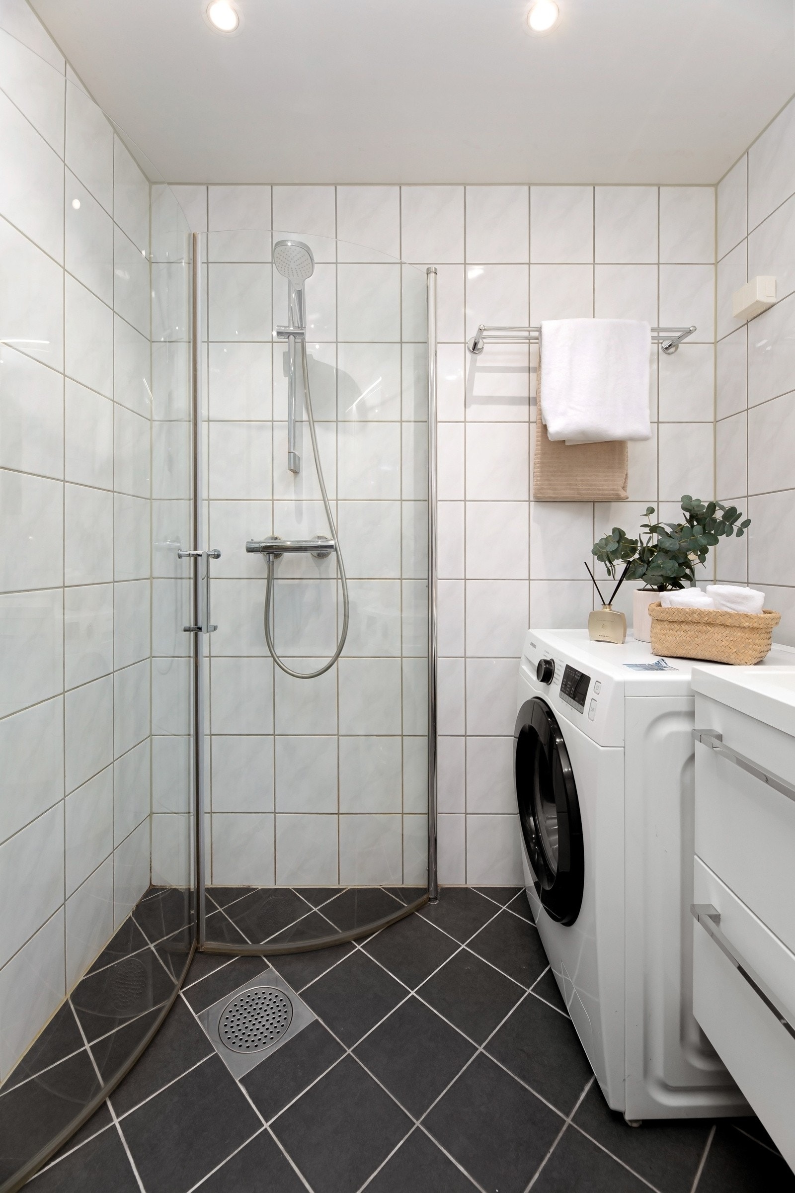 Badet er utstyrt med vegghengt toalett, vask, dusjnisje og opplegg til vaskemaskin. Galleribilde