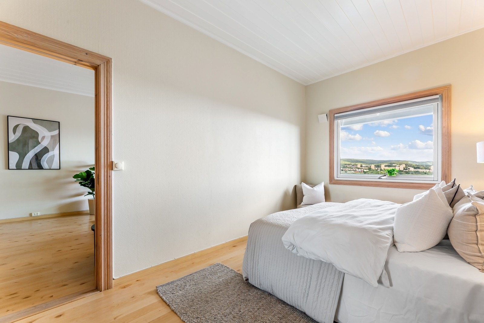 Hovedsoverommet har inngang fra stuen og har en nydelig utsikt. Galleribilde