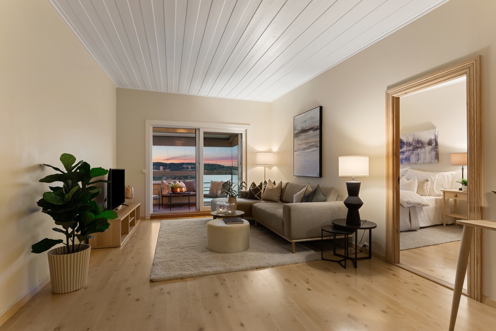 Lys og gjennomgående 3-roms toppleilighet med attraktiv beliggenhet i 4.etasje. Galleribilde