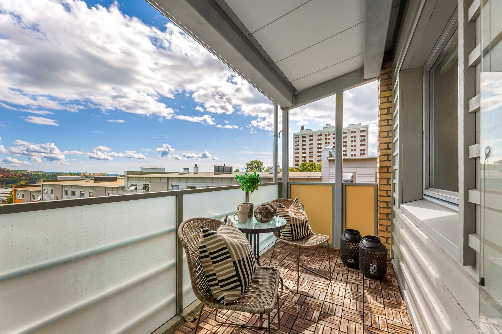 Fra stuen er det utgang til den totalt 13m² store balkongen. Galleribilde