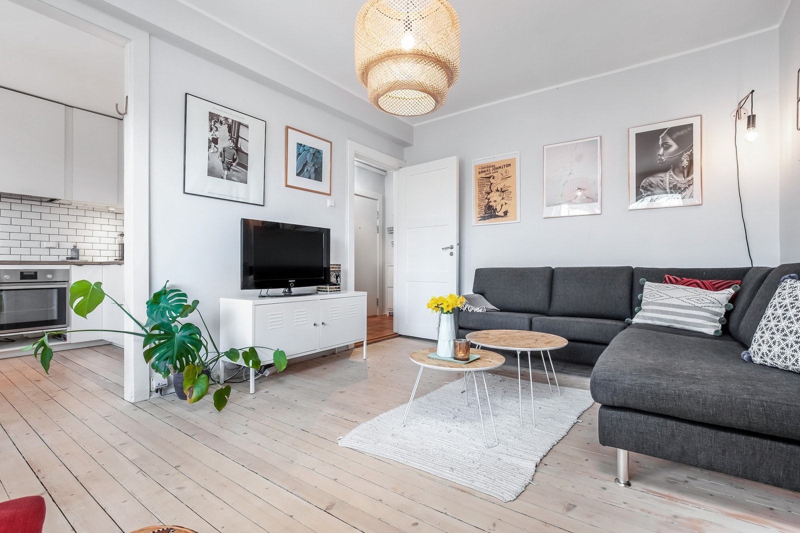 Fin stue med plass til sofagruppe Galleribilde
