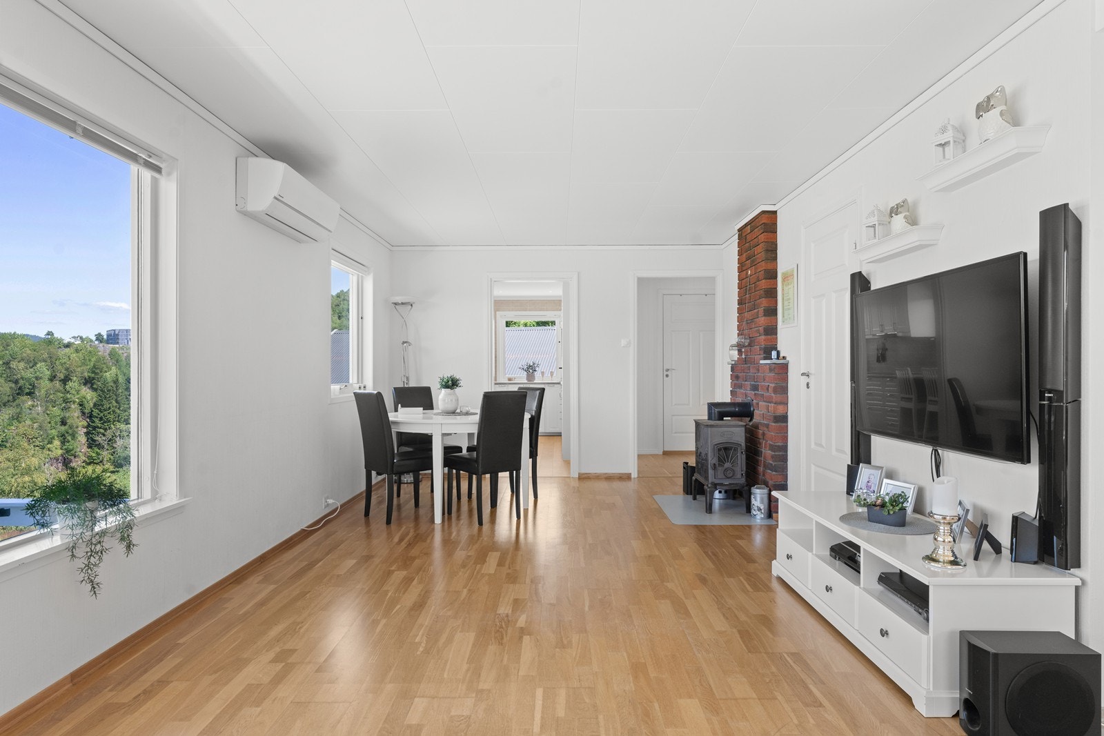 I stuen er det parkett på gulv og lys og tidløs malt tapet på vegger. Galleribilde