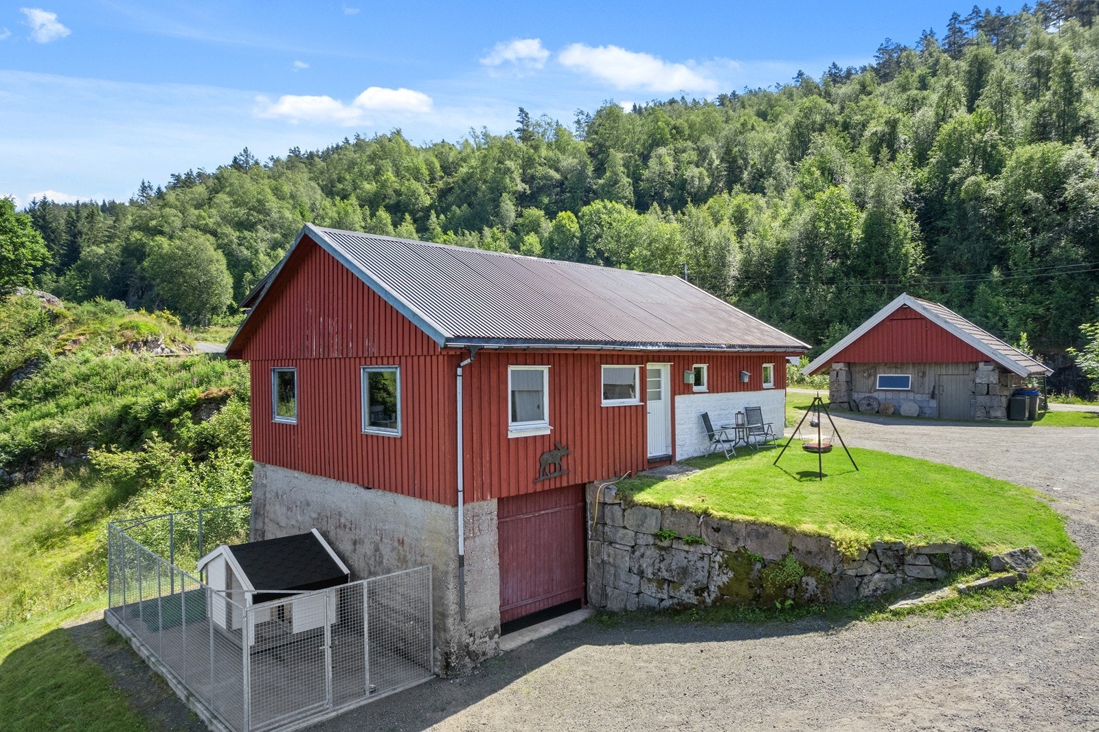 Idyllisk beliggenhet. På eiendommen er det vedbod og uthus. Galleribilde