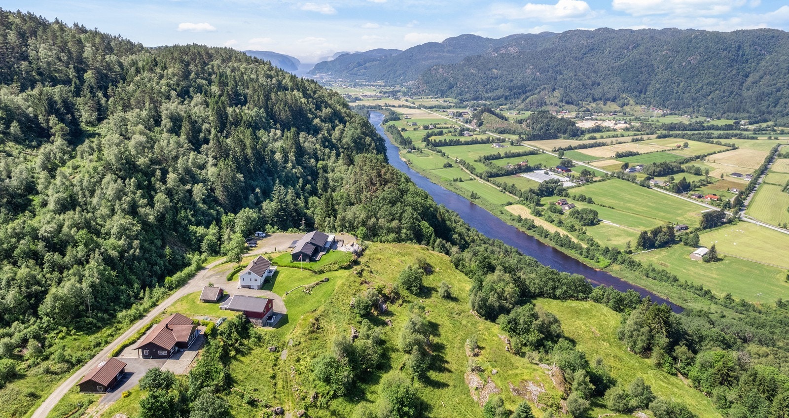 Rett i overkant av 4 km. til sentrum som har alt av fasiliteter. Kort vei til utsikten hotell og den populære golfbanen i Kvinesdal. I nærheten er det også flere fine turområde Galleribilde