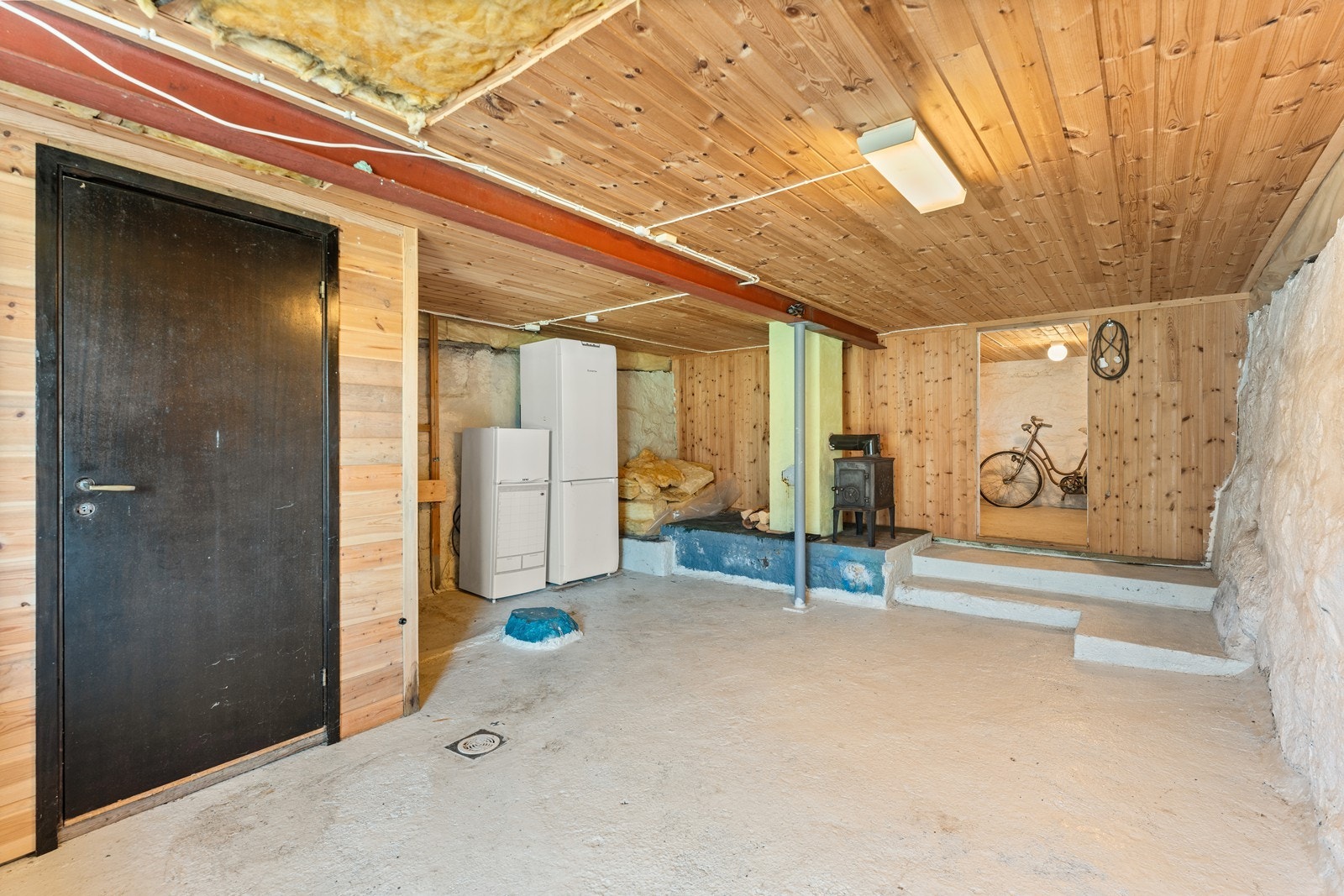 Grovkjeller med teknisk rom, lagerrom og 2 boder. Galleribilde