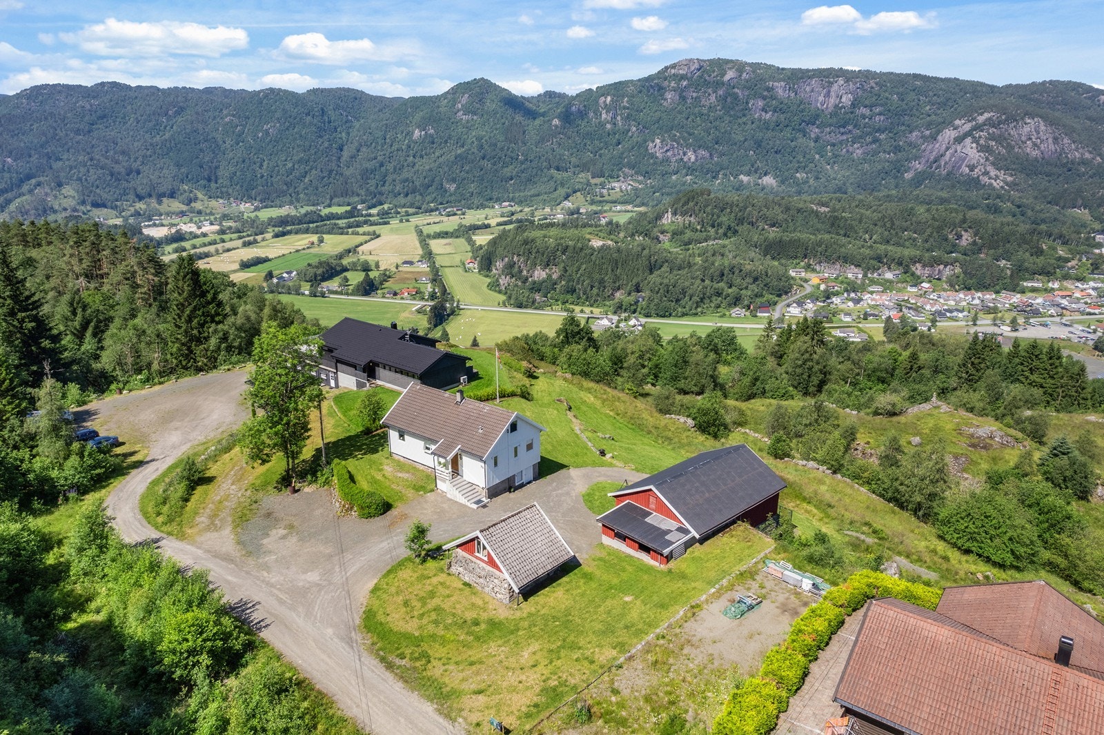 Pent opparbeidet tomt med gruslagt tun og stor og fin hage med plen rundt boligen. Galleribilde