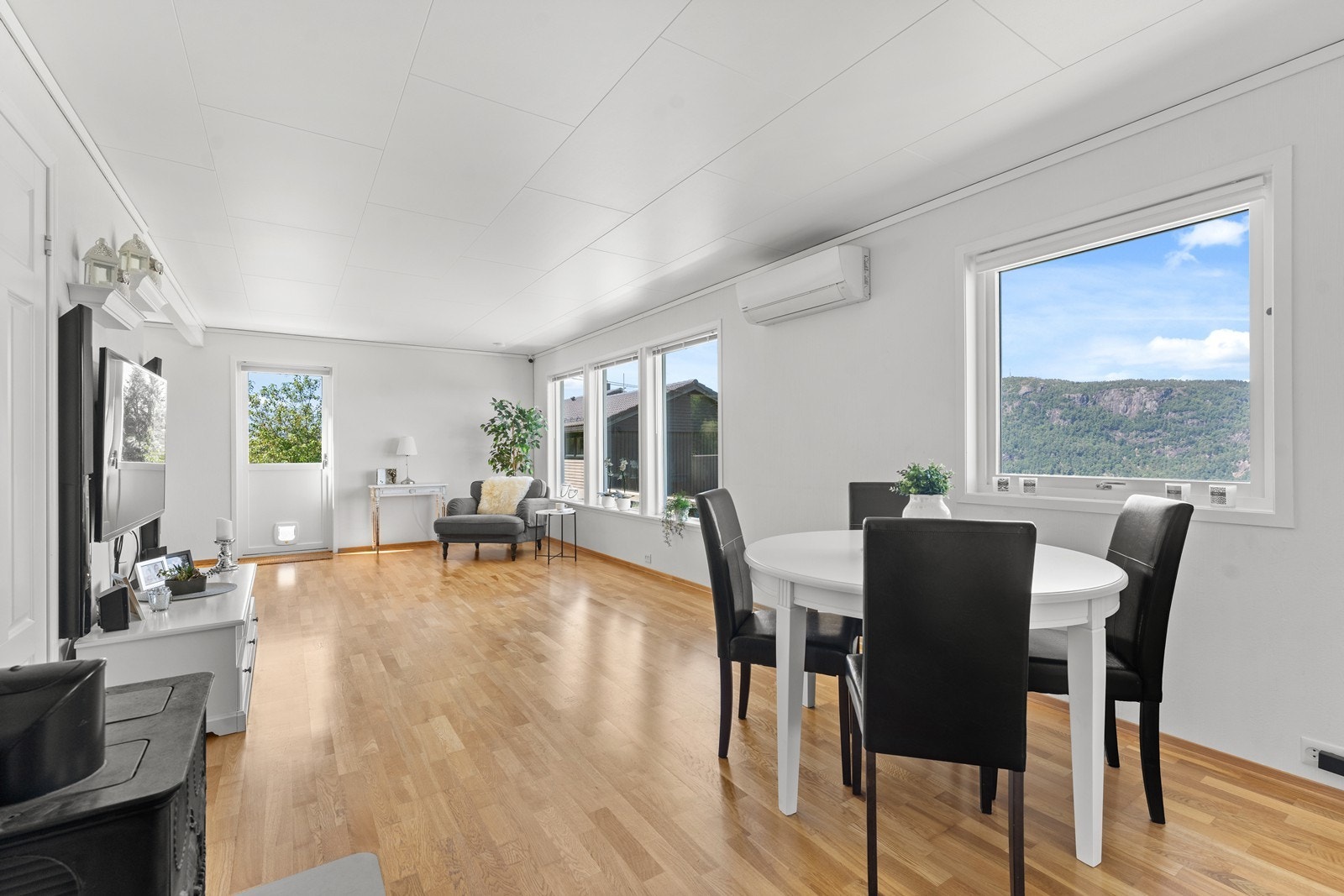 I stue er det god plass til både spisegruppe og sittegruppe. Her er det varmepumpe samt vedovn til oppvarming. Galleribilde