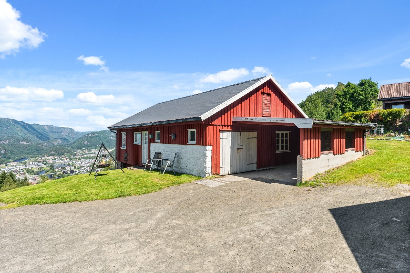 Uthus har garasje i underetasje samt carport på baksiden. Galleribilde