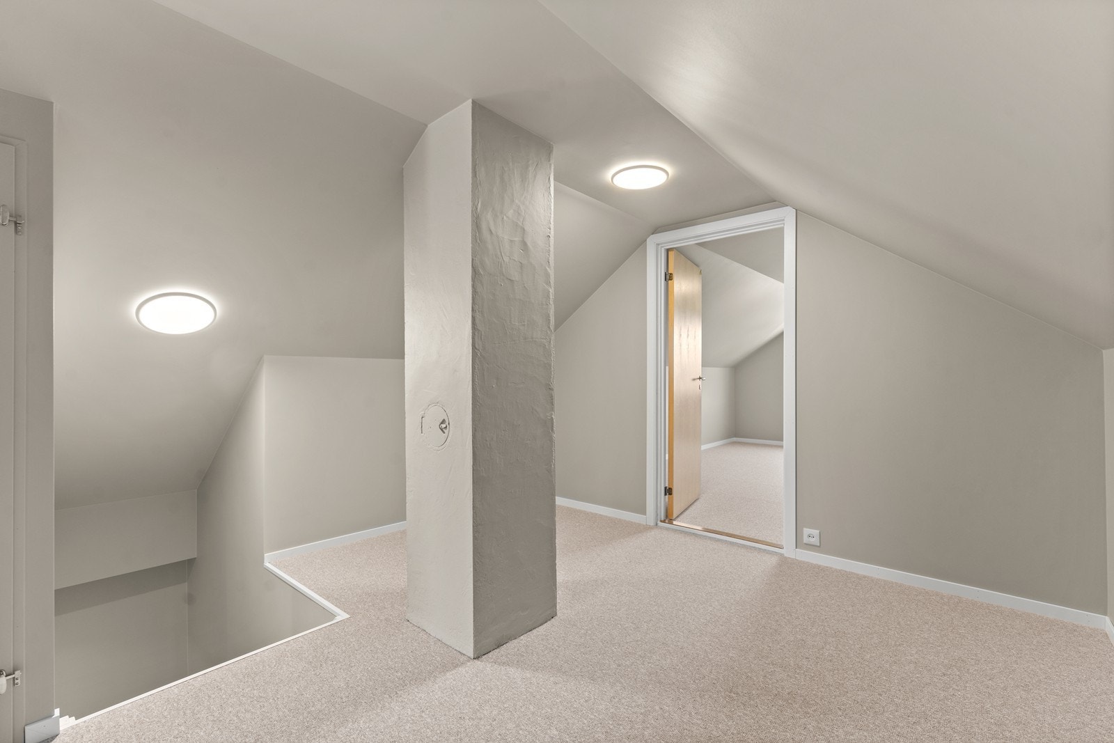 Loft er renovert og har gips på vegger og tak samt teppegulv. Her er det to soverom. Galleribilde