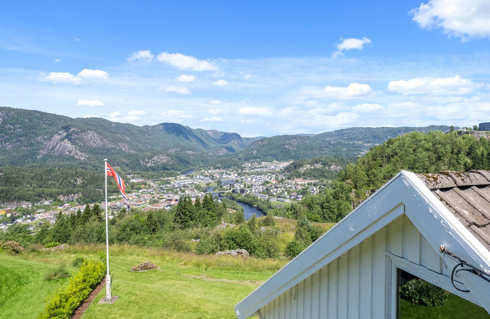 Her er fantastisk utsikt utover Kvinesdal samt gode solforhold. Galleribilde