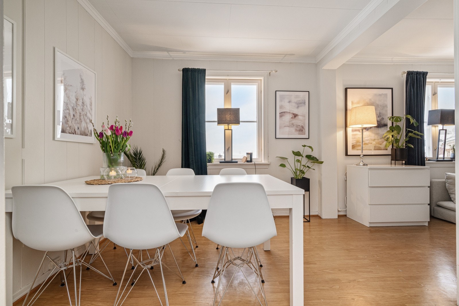 Spisestue i overgangen mellom kjøkken og stue. Galleribilde