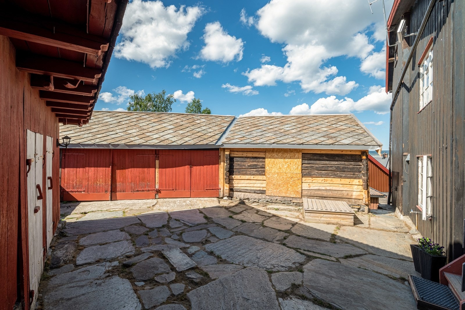 Uthuset til høyre i bildet er nylig restaurert. Galleribilde