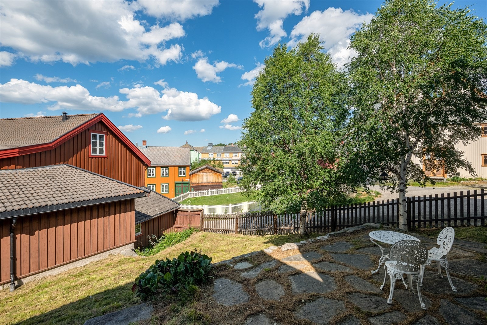 Trivelig uteplass nedenfor boligen. Galleribilde