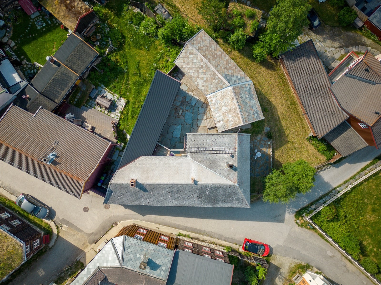Bygningsmassen består av en enebolig med en hoveddel og en leilighet, en uthusrekke med boder samt fristående uthus. Galleribilde