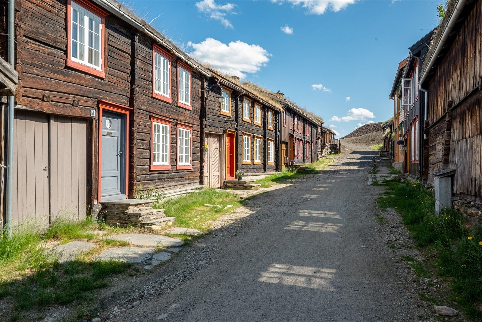 Sleggveien ligger like i nærheten av eiendommen. Fra soverom i 2. etg. har man utsikt oppover Sleggveien. Galleribilde