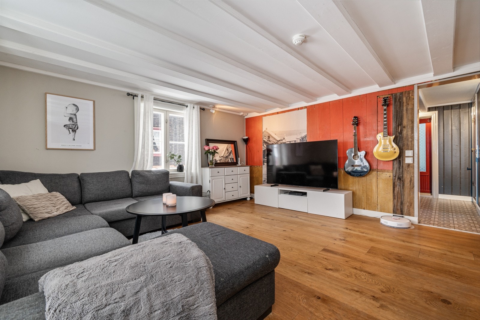 Vi starter i leiligheten i 1.etasje. Her ses stua. Galleribilde