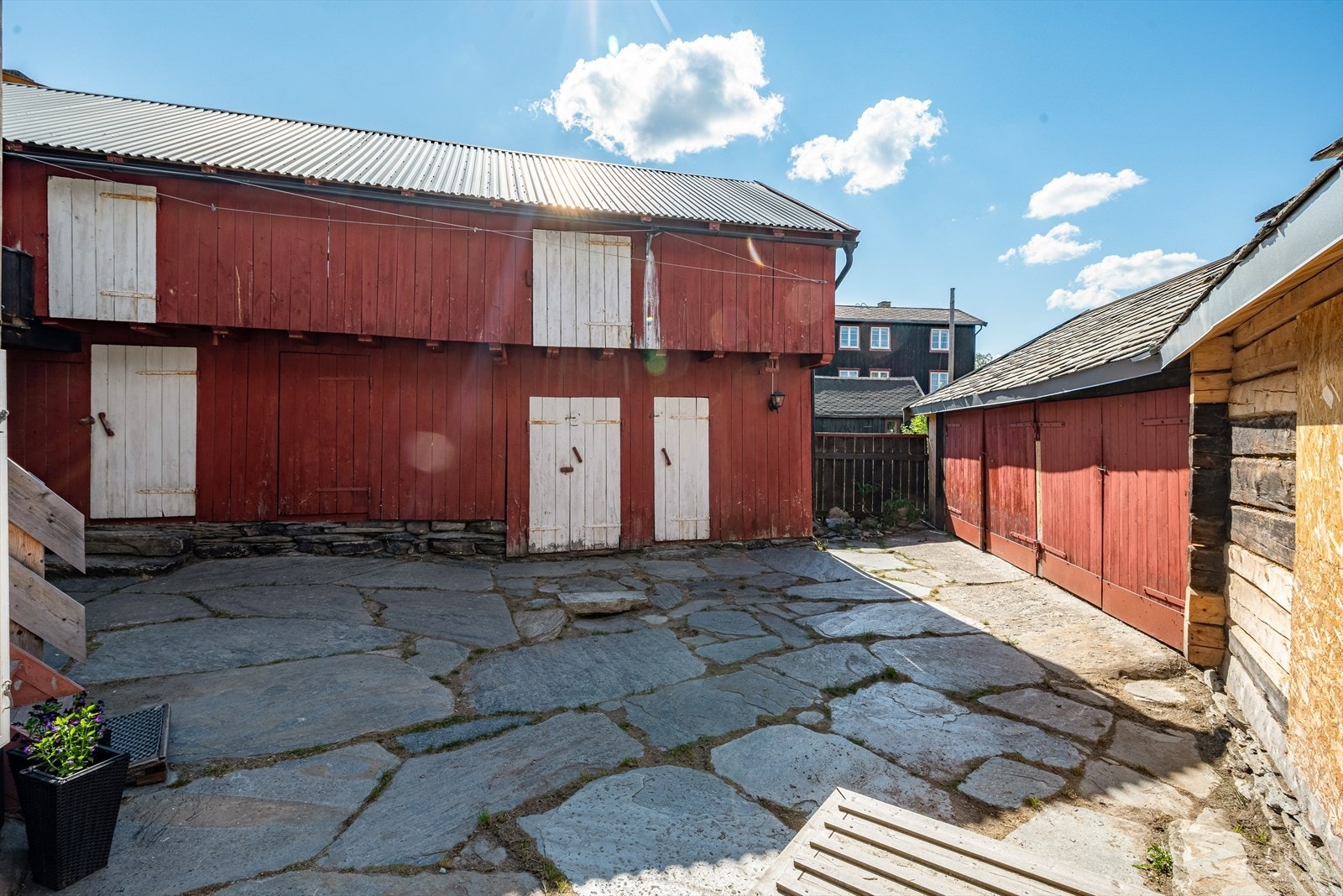 Skjermet og trivelig bakgård. Galleribilde