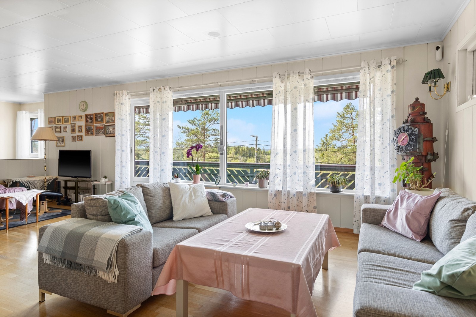 Stue med store vindusflater som gir masse lys Galleribilde