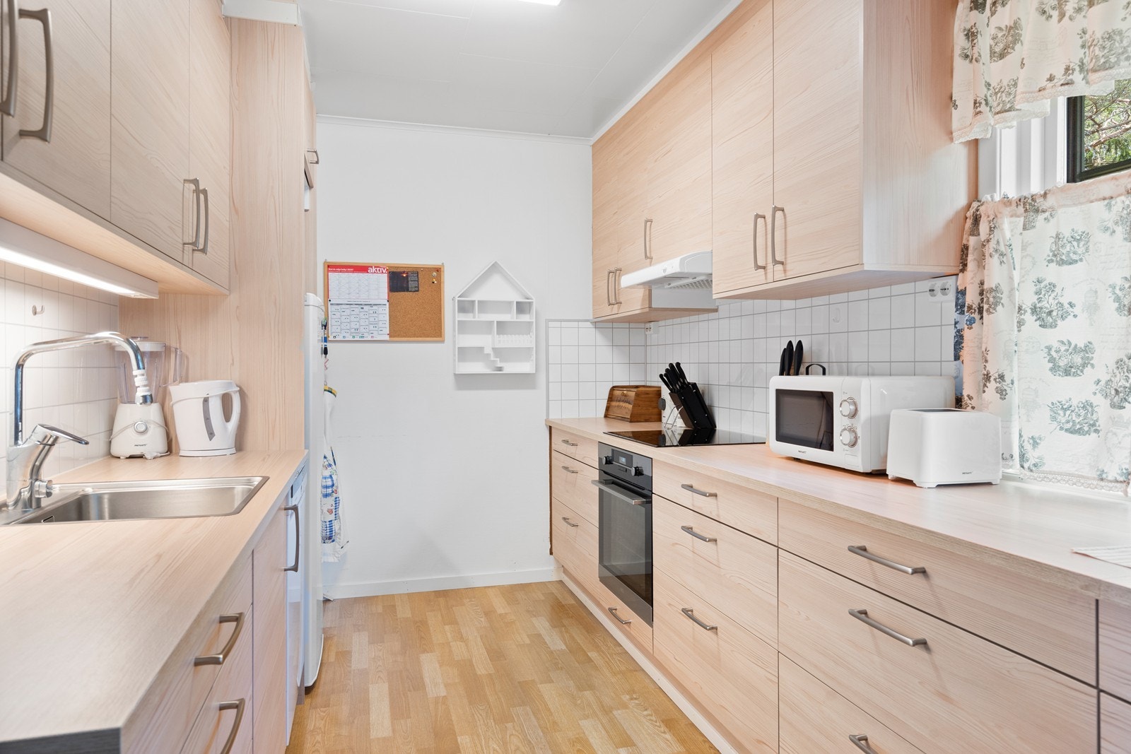 Praktisk kjøkken med nyere innredning Galleribilde