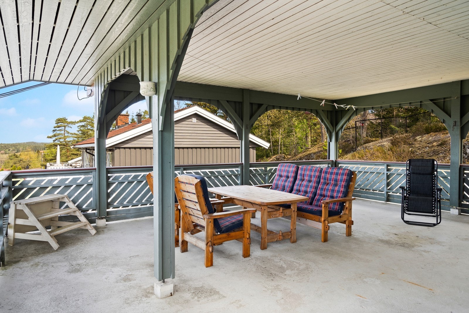 Takoverbygget terrasse med fin utsikt Galleribilde