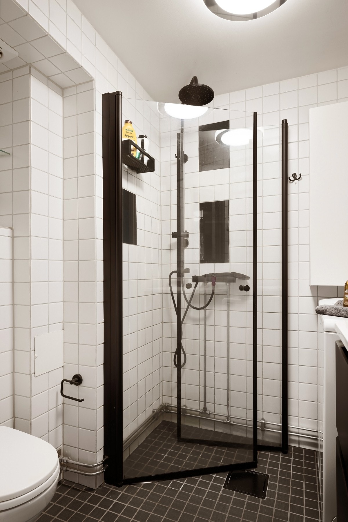 Badet har en baderomsinnredning med nedsenket servant, dusjhjørne og toalett. Opplegg for vaskemaskin. Galleribilde