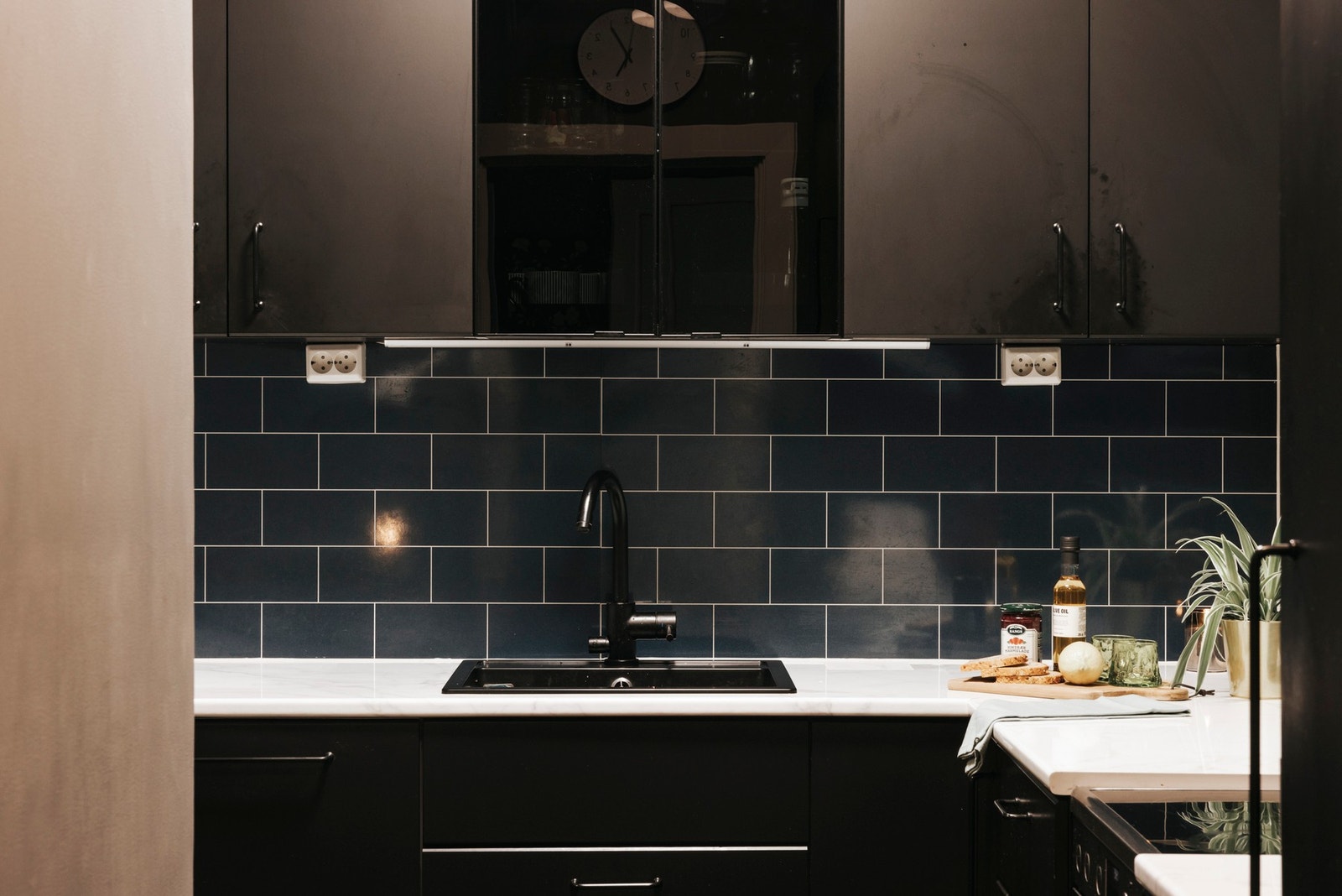 Kjøkkenet inneholder hvitevarer som komfyr fra Electrolux med koketopp, samt oppvaskmaskin og kombiskap fra IKEA. Galleribilde