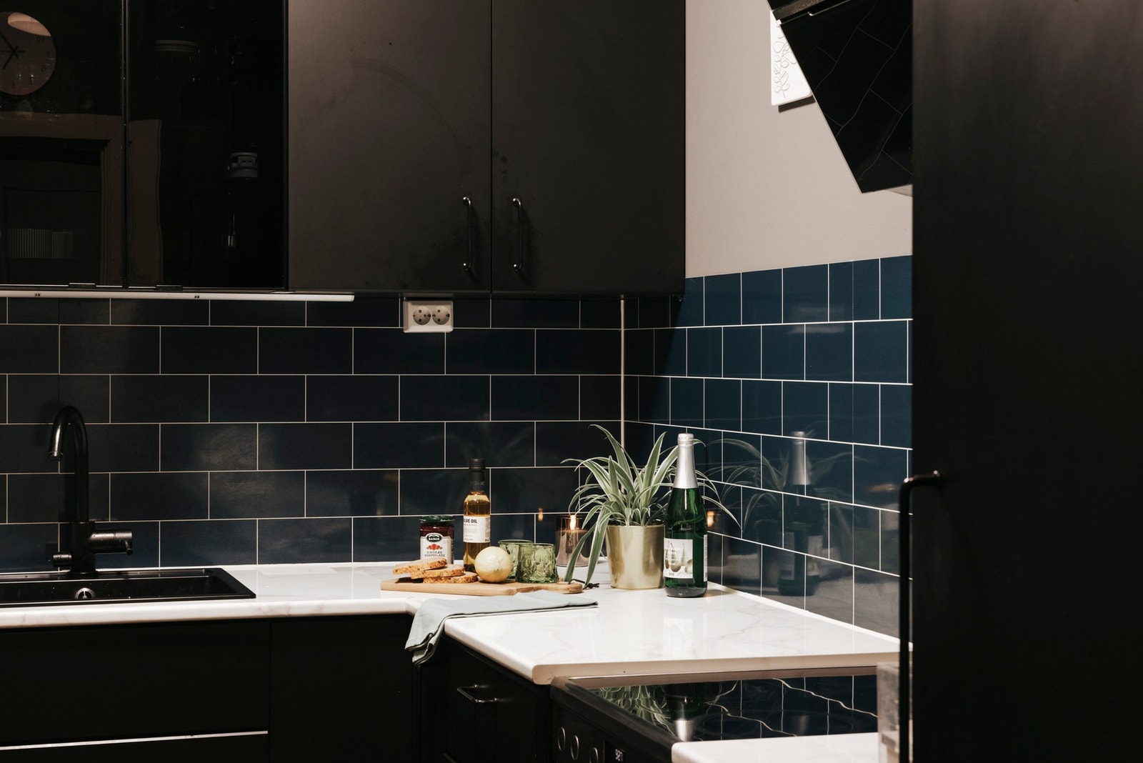 Her er det godt med oppbevaringsplass og arbeidsflater. Galleribilde