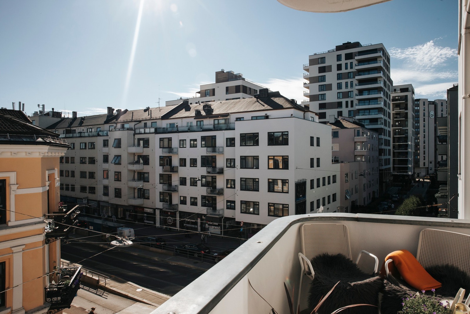 Balkongen er sydøstvendt og kan by på gode solforhold. Galleribilde