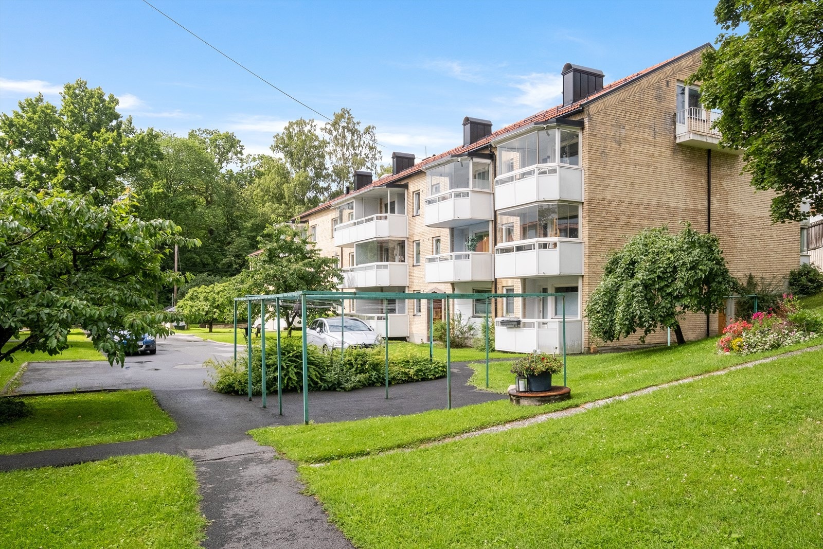 Boligen ligger i et meget attraktivt boligområde med kort vei til natur og by Galleribilde