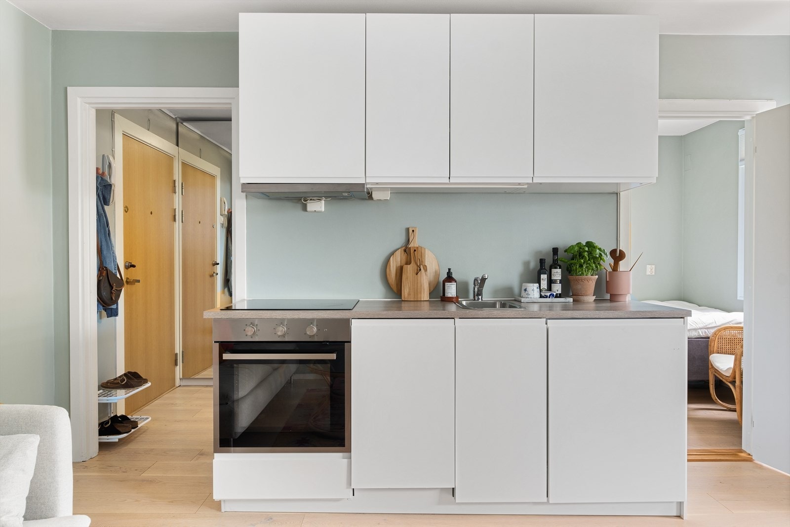 Lekkert og praktisk kjøkken med gode oppbevarings muligheter fra 2016, oppgradert i 2021 med ny benkeplater samt nye integrerte hvitevare Galleribilde