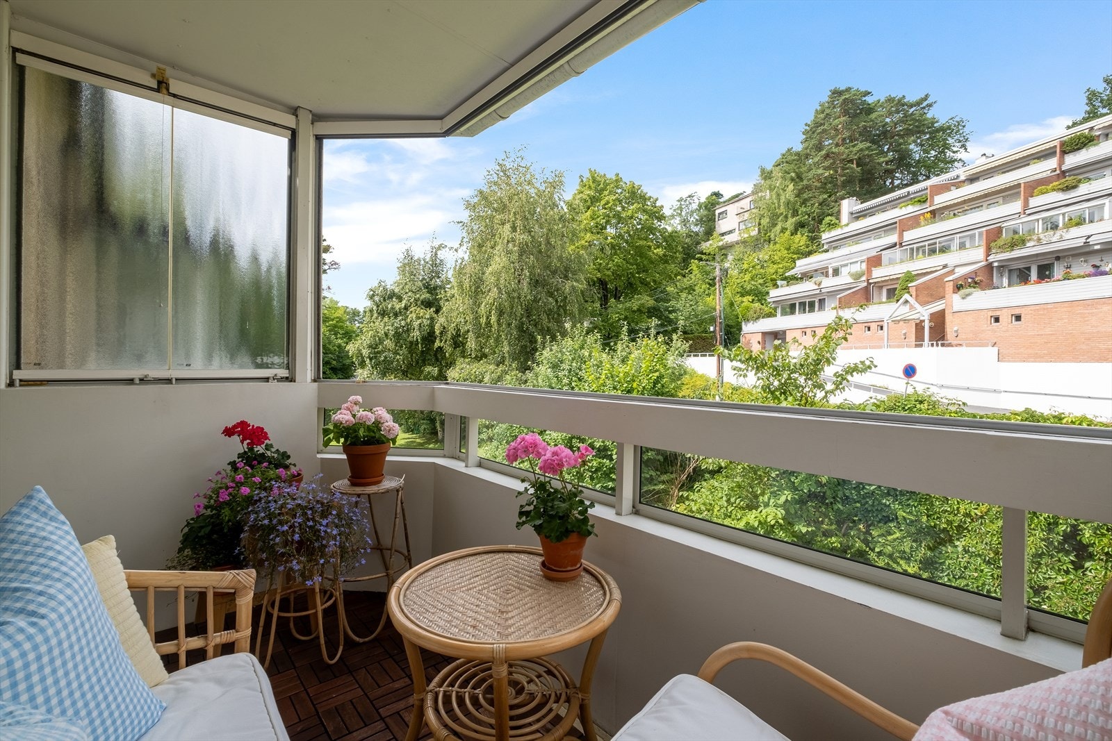 På balkongen er nordvest vendt og har plass til sittegruppe og grill Galleribilde