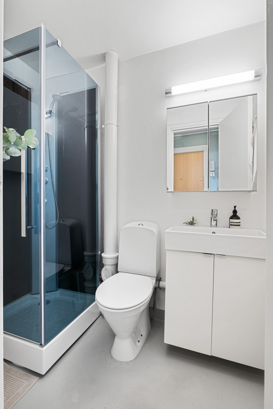 Leiligheten har et eldre bad med adkomst fra entreen Galleribilde