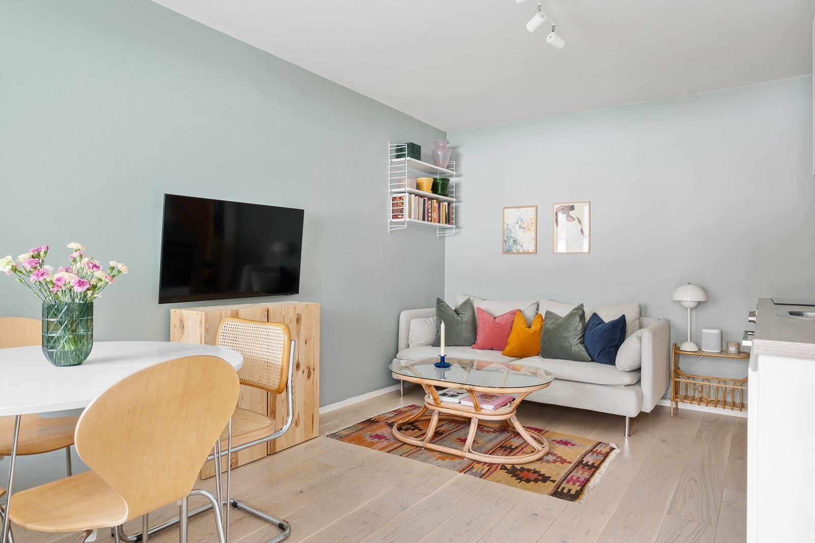 I stuen er det god plass til både sofagruppe samt spisebord Galleribilde