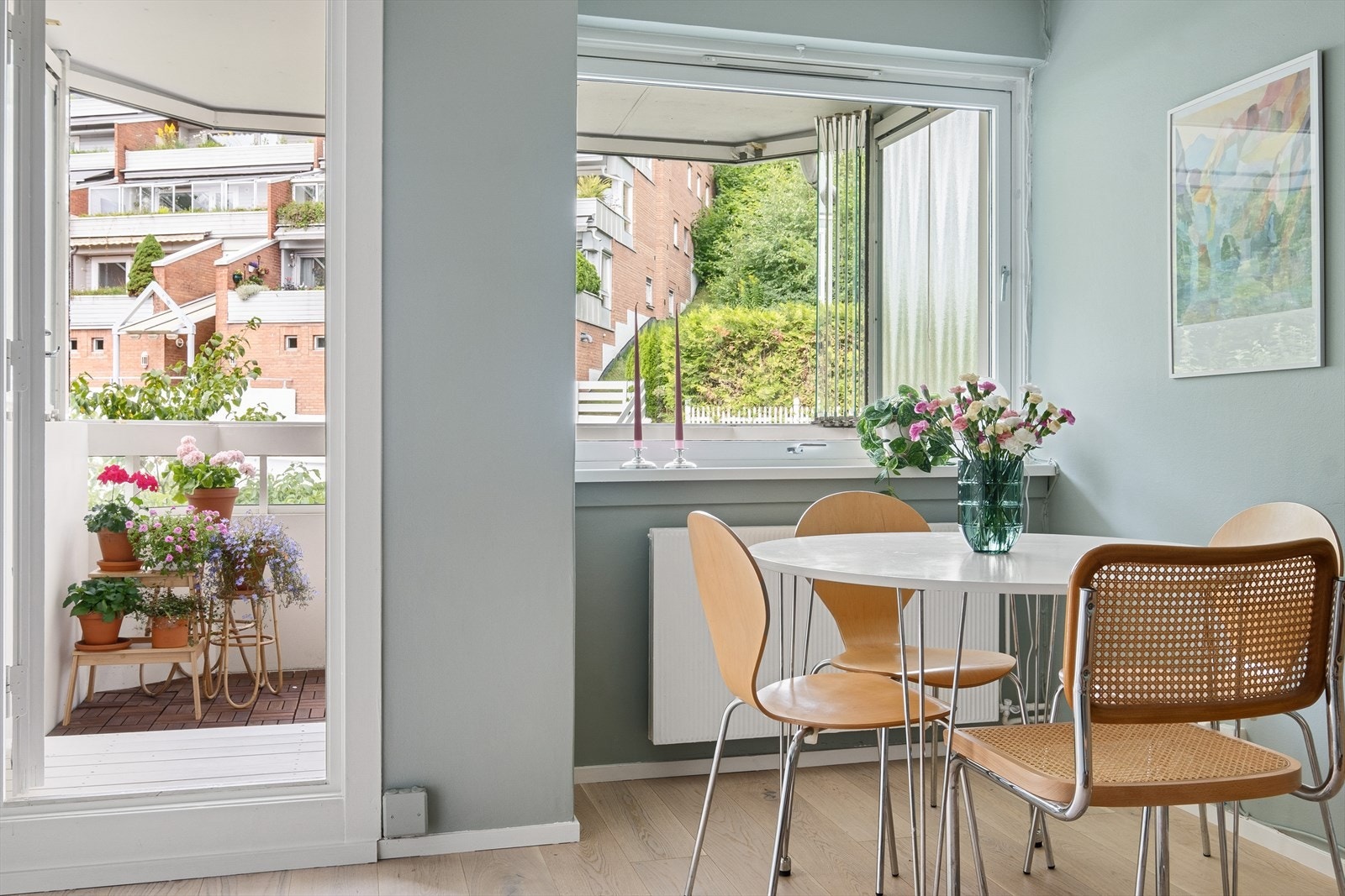 Fra stuen er det adkomst til en solrik, overbygget og innglasset balkong på ca. 6 m² Galleribilde