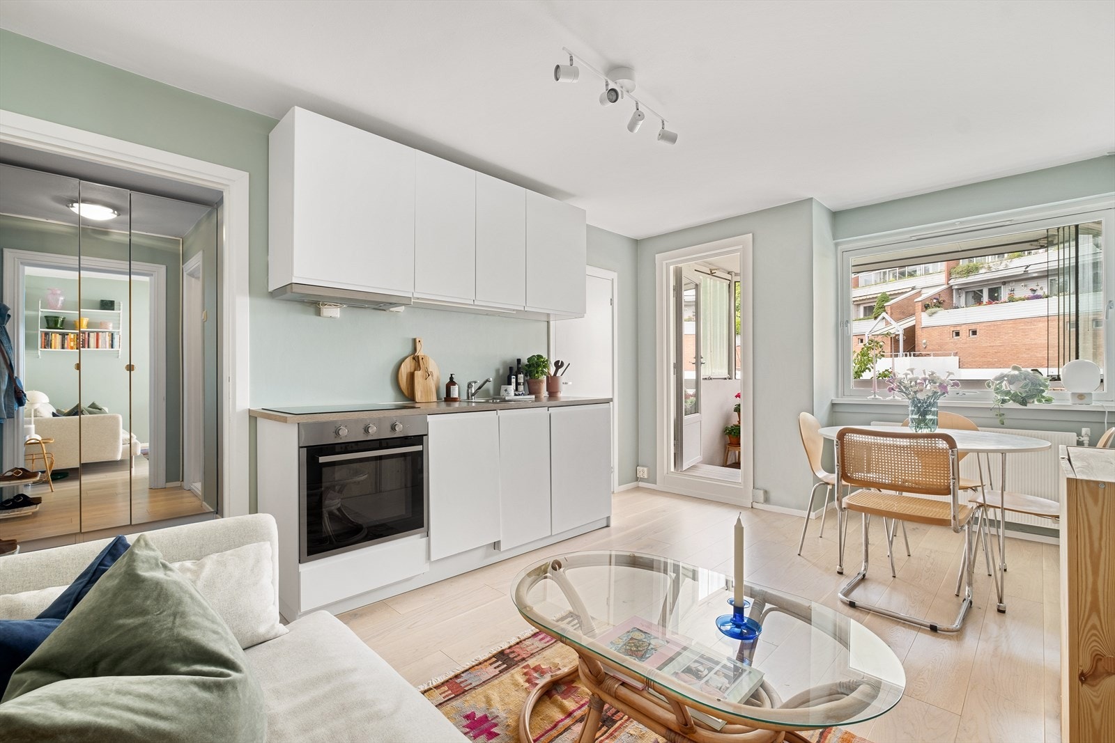 Leiligheten er malt i tidsriktige farger og materialvalg Galleribilde