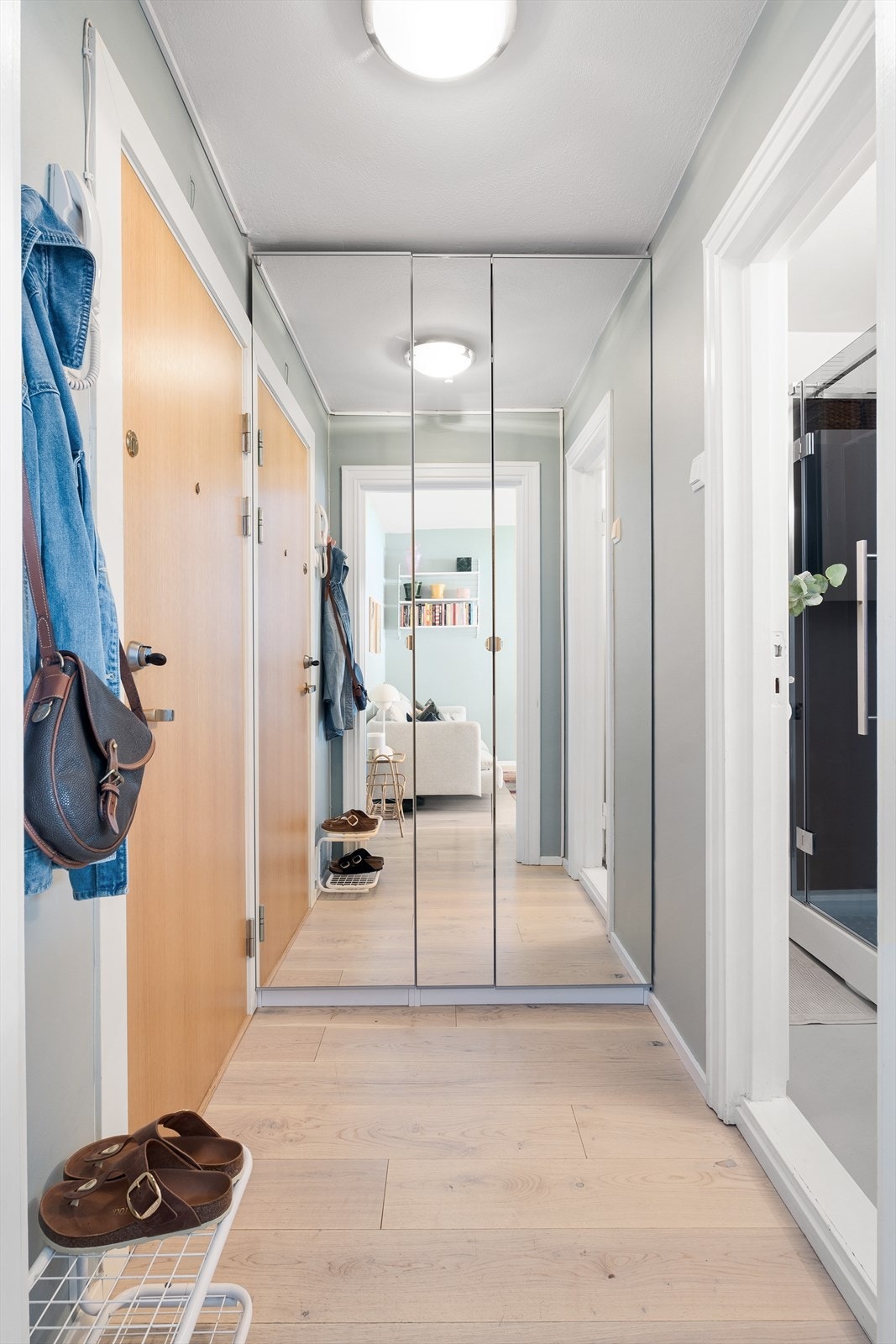 Velkommen inn til en praktisk entré med plass til å henge og sette fra seg yttertøy Galleribilde