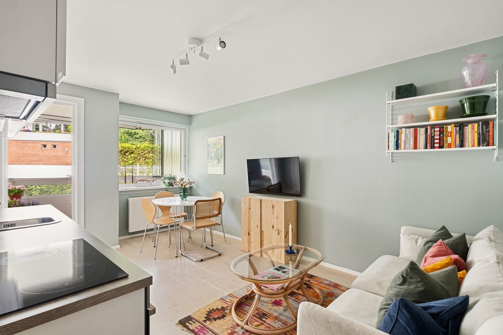 Videre kommer man til en lys og luftig stue Galleribilde