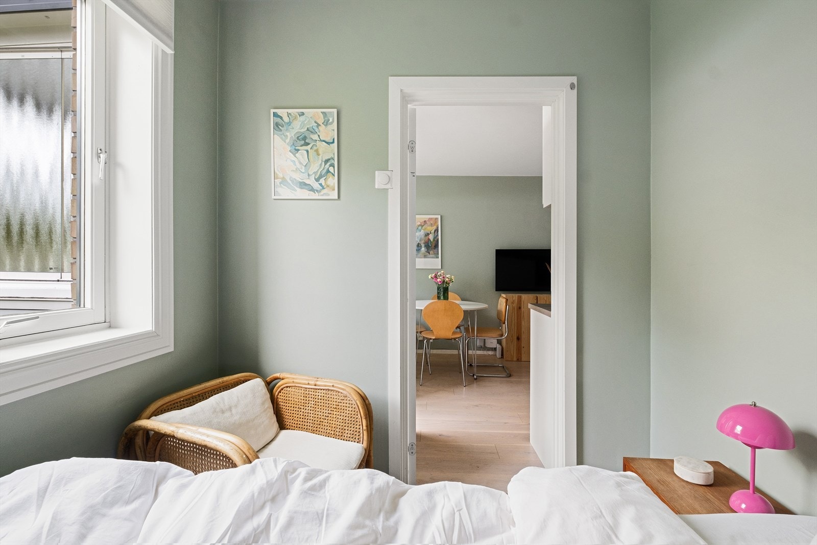 På soverommet er det plass til garderobe samt nattbord Galleribilde